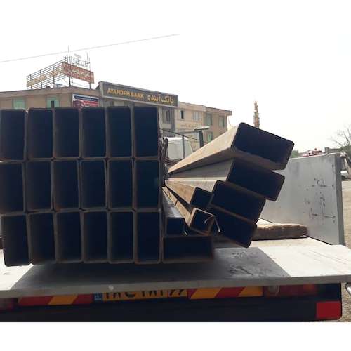 فروشنده قوطی فولادی در بازار